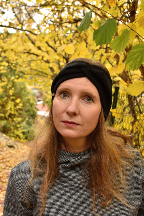 Hřeje mě na uších čelenka černá — foto 1