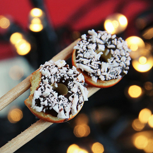 Donuty s kokosem, jeden nakousnutý