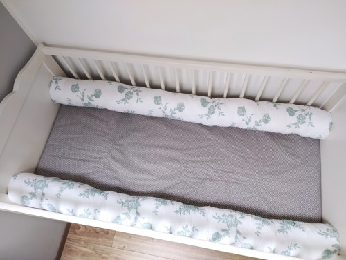 Dva mantinely ŽÍŽALY do dětské postýlky — foto 1