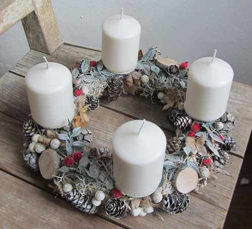 Zasněžený adventní svícen — foto 1