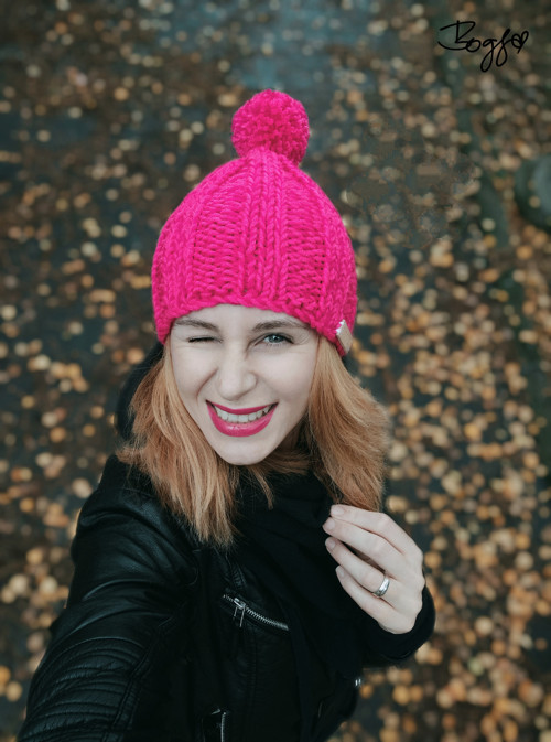 Pletená čepice, žíhaný kulich s bambulí pink