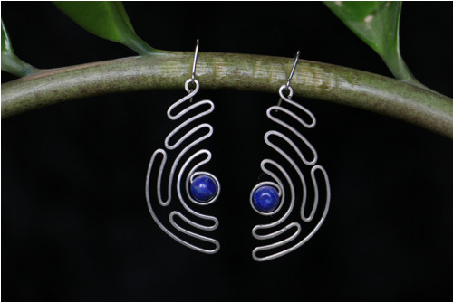 Bludiště s korálkem lapis lazuli (chir. ocel)