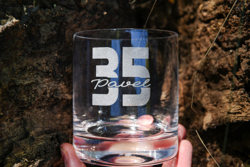Sklenička na whisky s věkem a jménem oslavence.