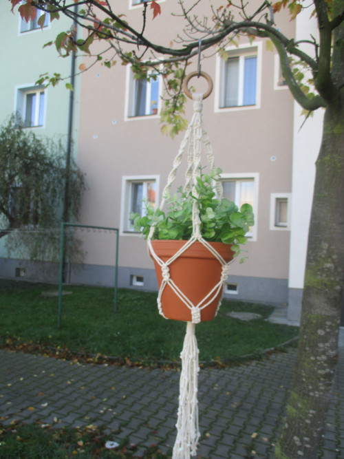 Závěsný květináč macramé