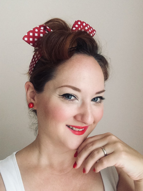 Pin Up čelenka (červená/biele kocky)