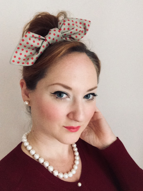 Bodkovaná Pin Up čelenka (béžová/červené bodky)