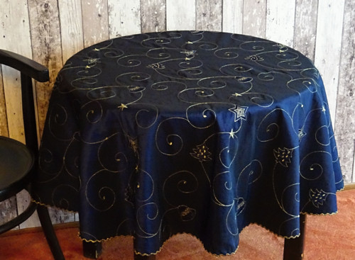 Kulatý ubrus- modrý s vyšívaným ván. vzorem150 cm