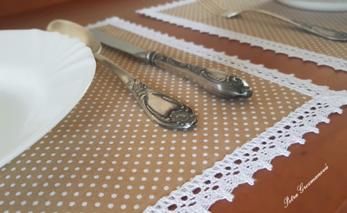 Prostírání s aplikací bílé krajky.