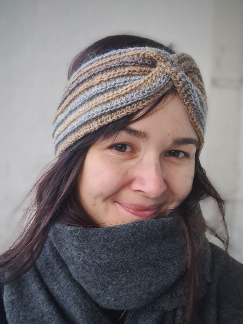 Háčkovaná čelenka - žíhaná béžová - pruhy