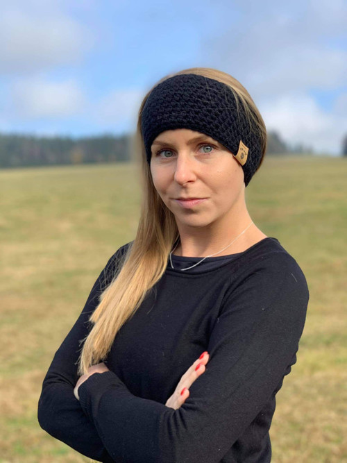 Háčkovaná merino čelenka černá