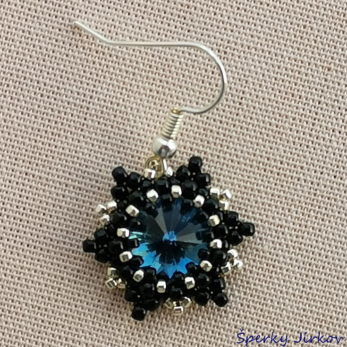 Černostříbrné náušnice s kamenem Swarovski.