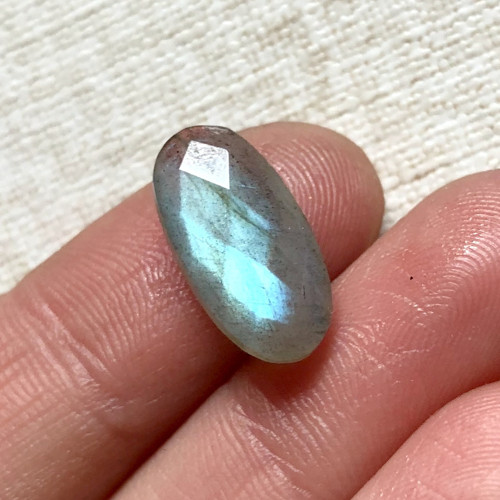 Labradorit kabošon brioletka ovál / 16x8mm (č.2)