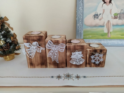 Adventní svícen čtyřdílný s krajkovými ozdobami