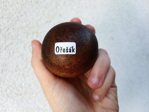 Ořešákový valounek do ruky