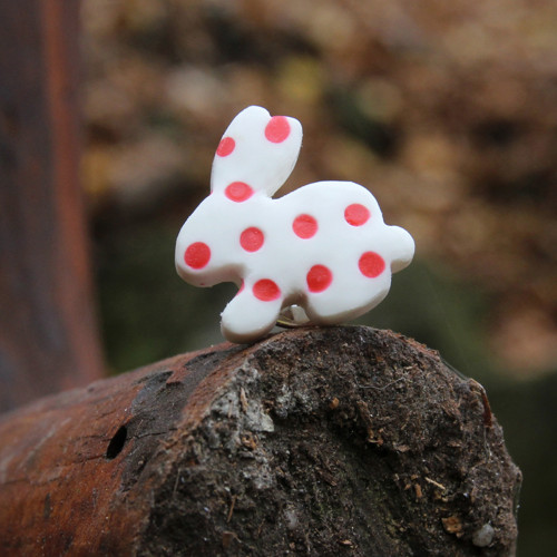 Králíček (pin, fimo) — foto 1