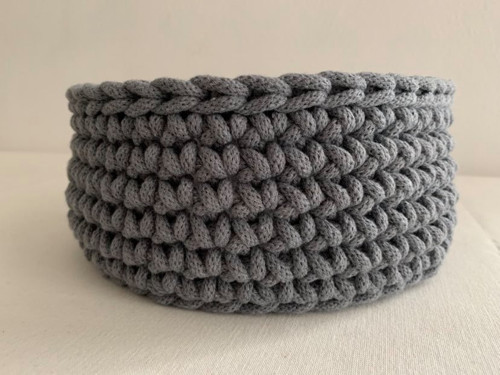 Háčkovaná ošatka kulatá šedá ocel průměr 22cm MAXI — foto 1