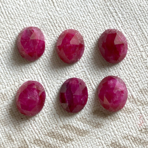 Rubín brúsený kabošon ovál / 10x8 mm