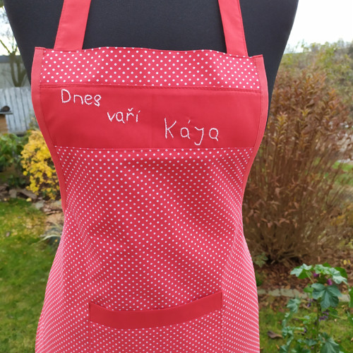 Zástěra se jménem dívky