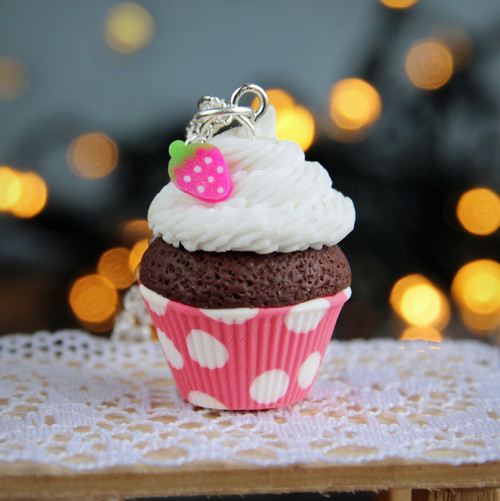 Cupcake jahůdka+puntíky — foto 1
