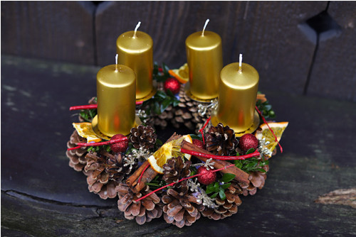 Adventní věneček šiškový zlatý — foto 1