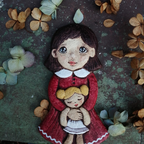 Holčička s panenkou , malovaná — foto 1