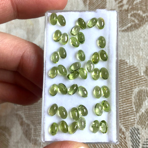 Olivín - peridot kabošon ovál / 5x3mm