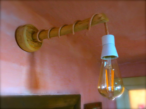 Designová lampa ze dřeva