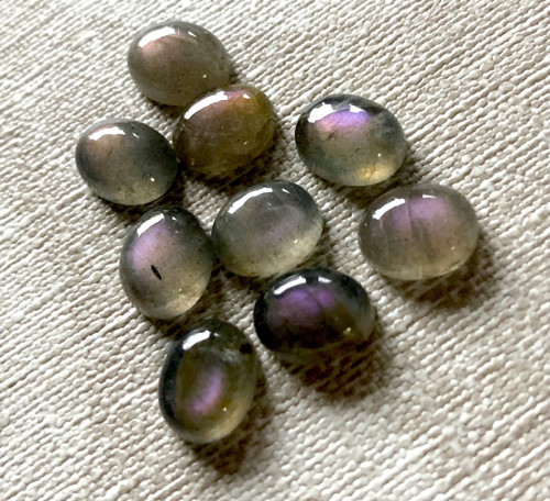 Labradorit kabošon ovál 10x8mm fialový, ružový