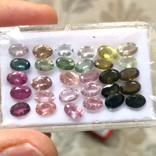 Turmalín broušený ovál / 6x4 mm