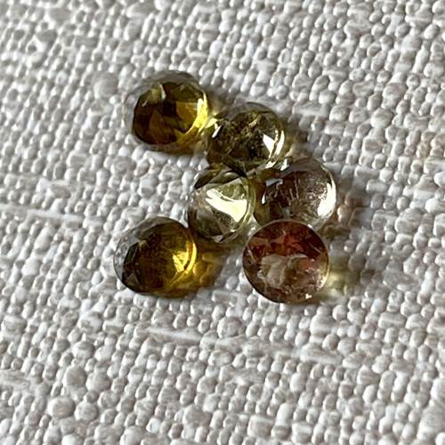 Turmalín broušený kruh / 4mm (Žltozelený turmalín)