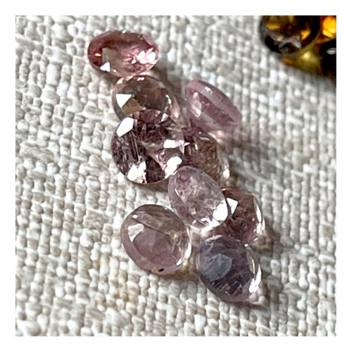 Turmalín broušený kruh / 4mm (Svetloružový rubeli)