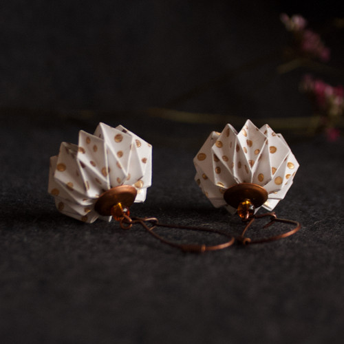 Elegantní "trash-origami" náušnice — foto 1