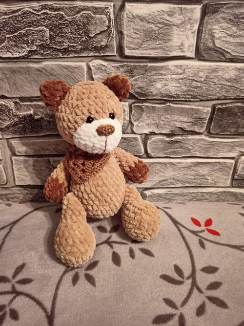 Háčkovaný medvídek z měkké příze — foto 1