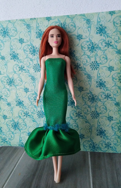 Šaty na Barbie - zelené s volánkem — foto 1