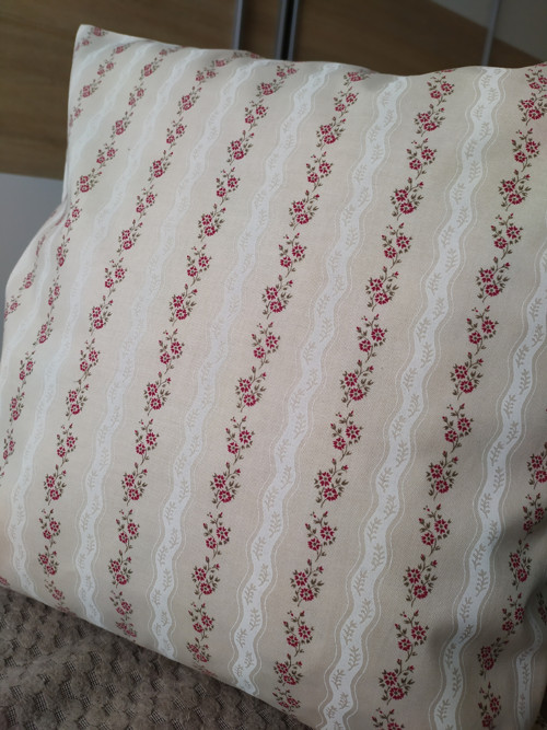 Vínové kvítí na béžové -povlak na polštář