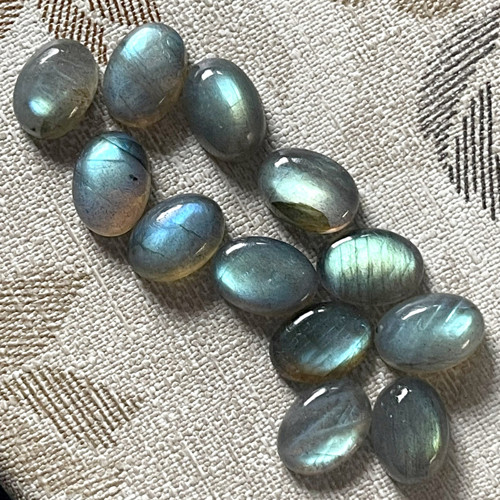 Labradorit svetlý kabošon ovál / 14x10 mm