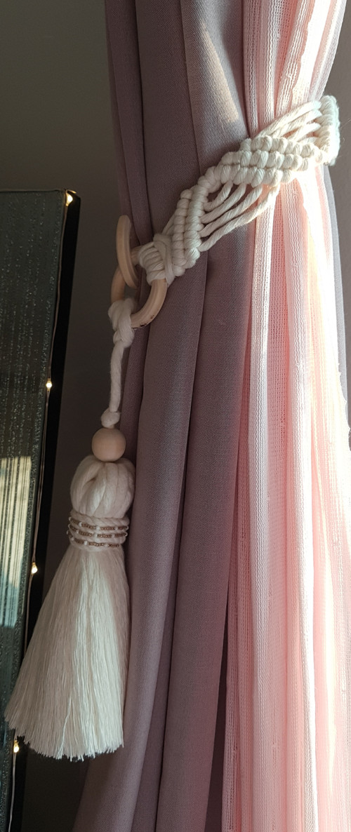 Macrame střapec na závěs s rokajlem