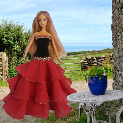 Červené šatičky s kaskádovou sukničkou pro Barbie