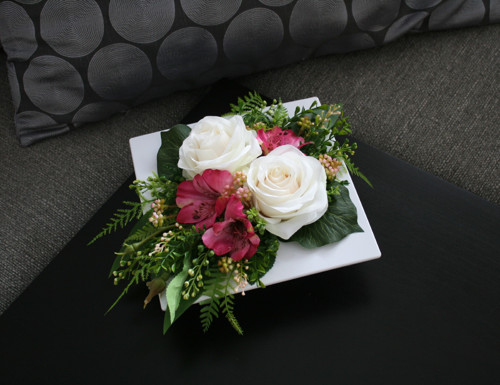Ikebana s růžemi a alstromeriemi — foto 1