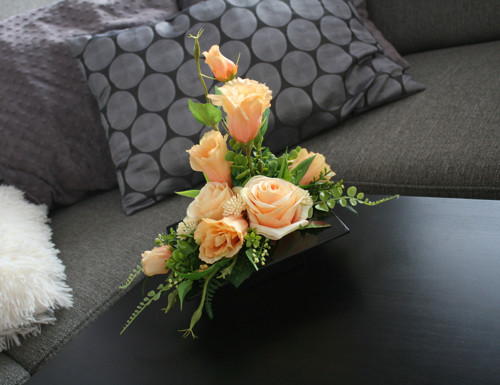Ikebana s meruňkovými růžemi a eustomami — foto 1