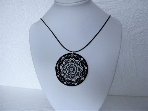 Černostříbrná mandala