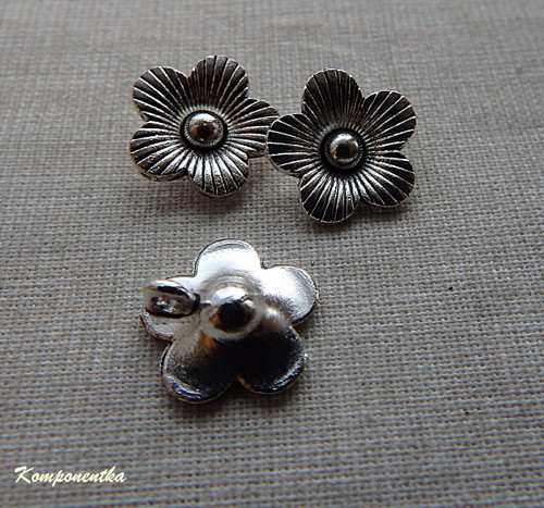 Krásný kovový přívěsek kytička 4x14mm 1kus