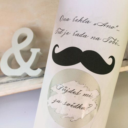 Stírací etiketa na láhev text na přání Mustache