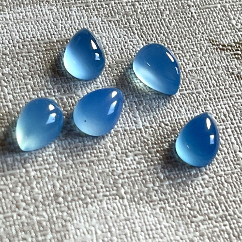 Chalcedon modrý kabošon slza 10x7mm