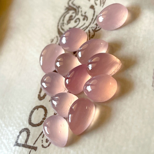 Chalcedon rose kabošon slza 10x7mm