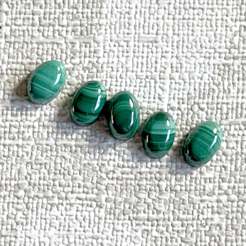 Malachit kabošon ovál 6x4mm