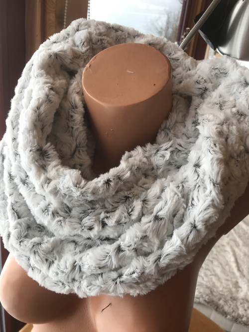 Šála s nádechem do šeda — foto 1