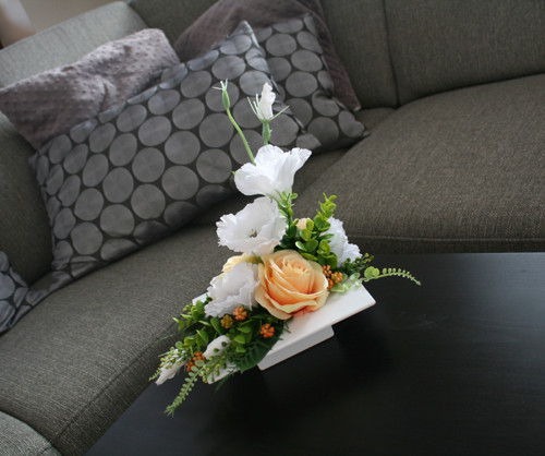 Ikebana s růžemi a eustomami bílomeruňková — foto 1