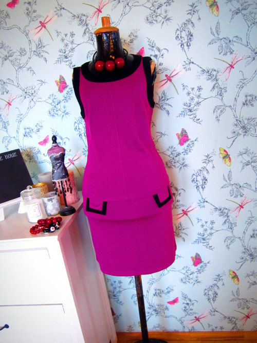 Pencil retro šaty fuchsia — foto 1