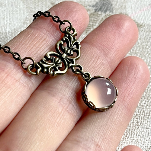 Náhrdelník s rose chalcedonem a filigránem
